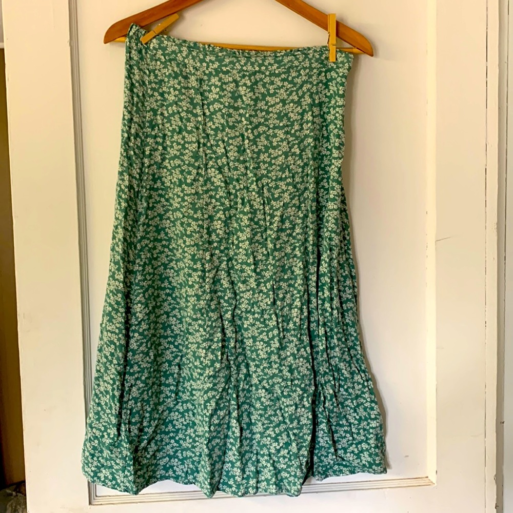Vintage American eagle maxi skirt. Green with white flowers. Size M